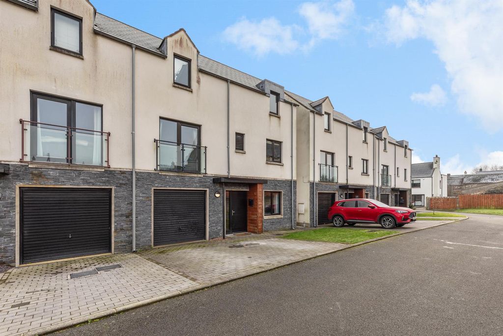 Property photo 2 of 29 12 Birch Lane 08.Jpg