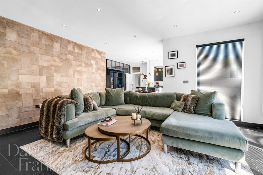 Additional image 11 of 5 bed detached house for saleThe Uplands, Loughton IG10
