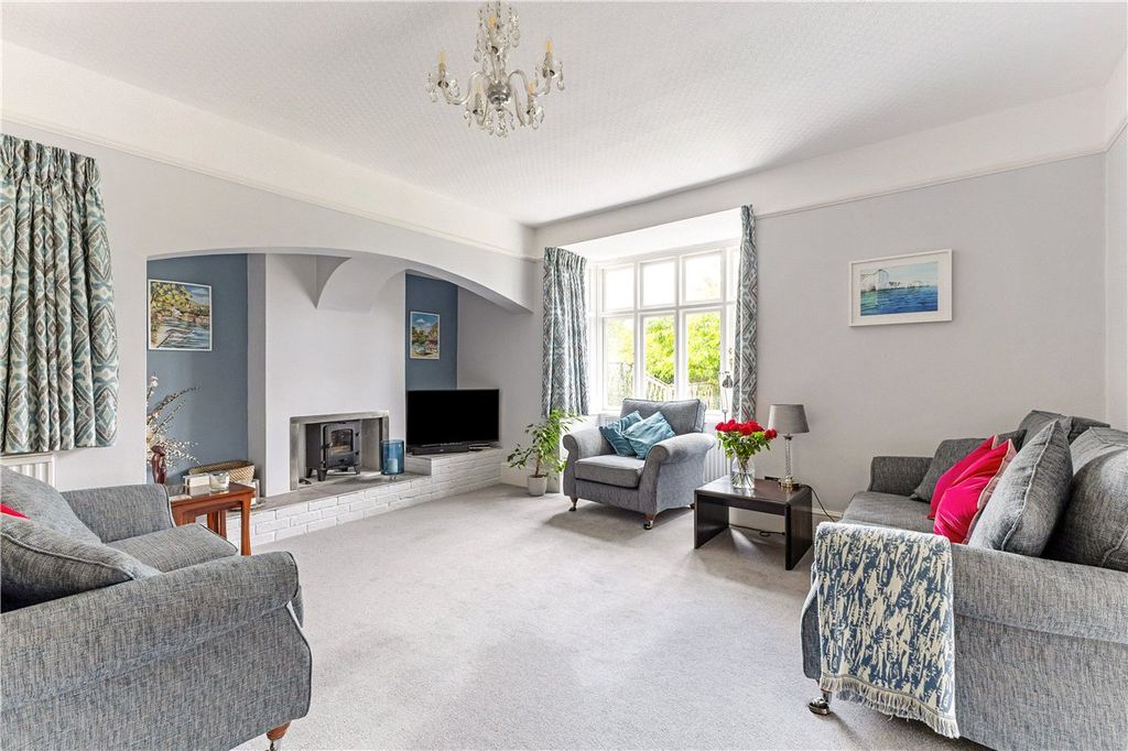Property photo 2 of 32 Sitting Room