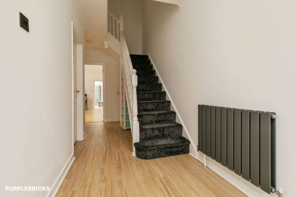 Property photo 2 of 25 Entrance Hallway