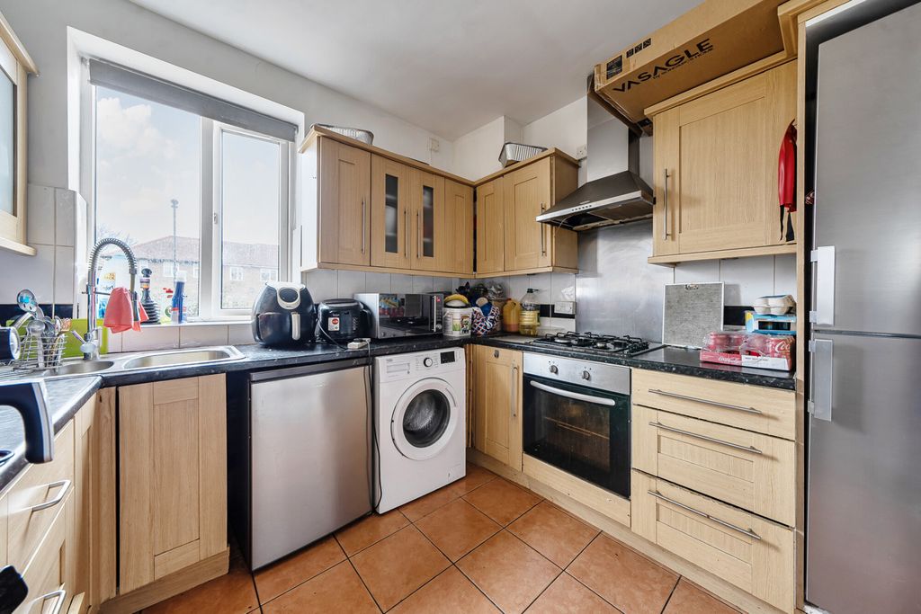 Property photo 2 of 9 Kitchen