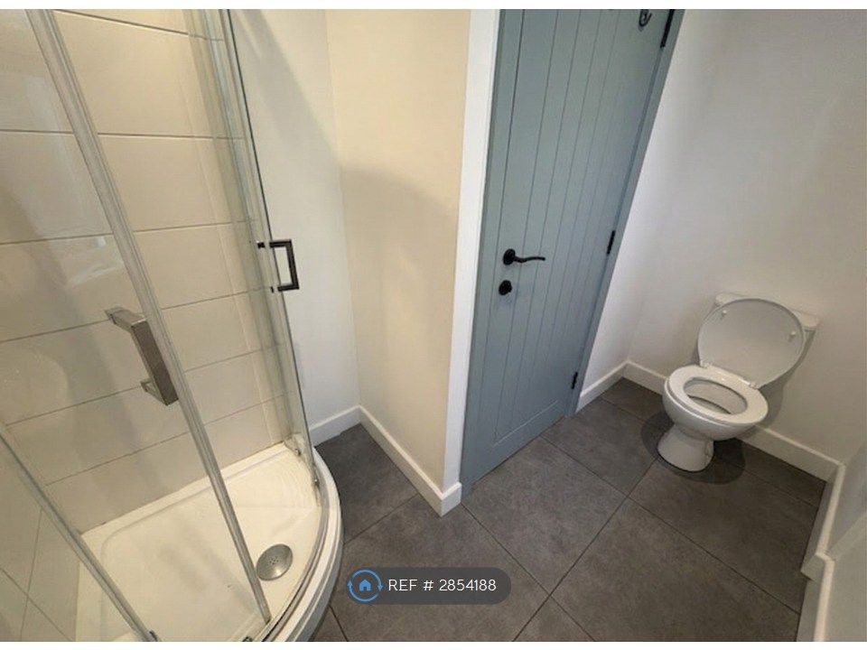 Property photo 3 of 8 Room 6 Ensuite