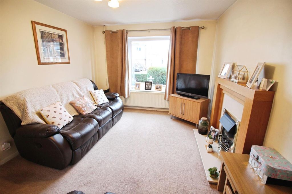 Property photo 3 of 19 Lounge