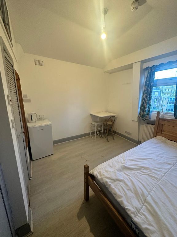 Property photo 1 of 4 Bright Double Bedroom With Desk And Mini-Fridge...