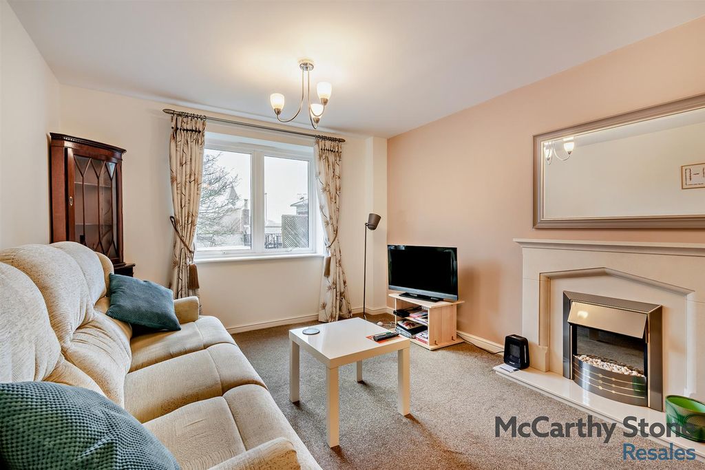 Property photo 3 of 33 8678226-Interior03-800.Jpg