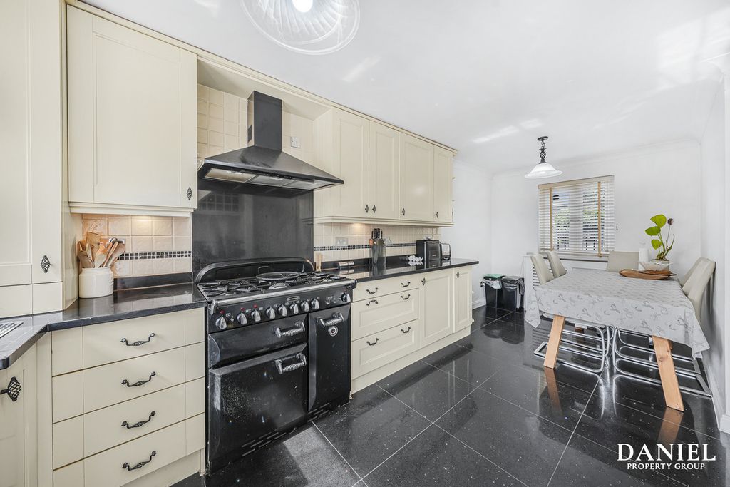 Property photo 2 of 34