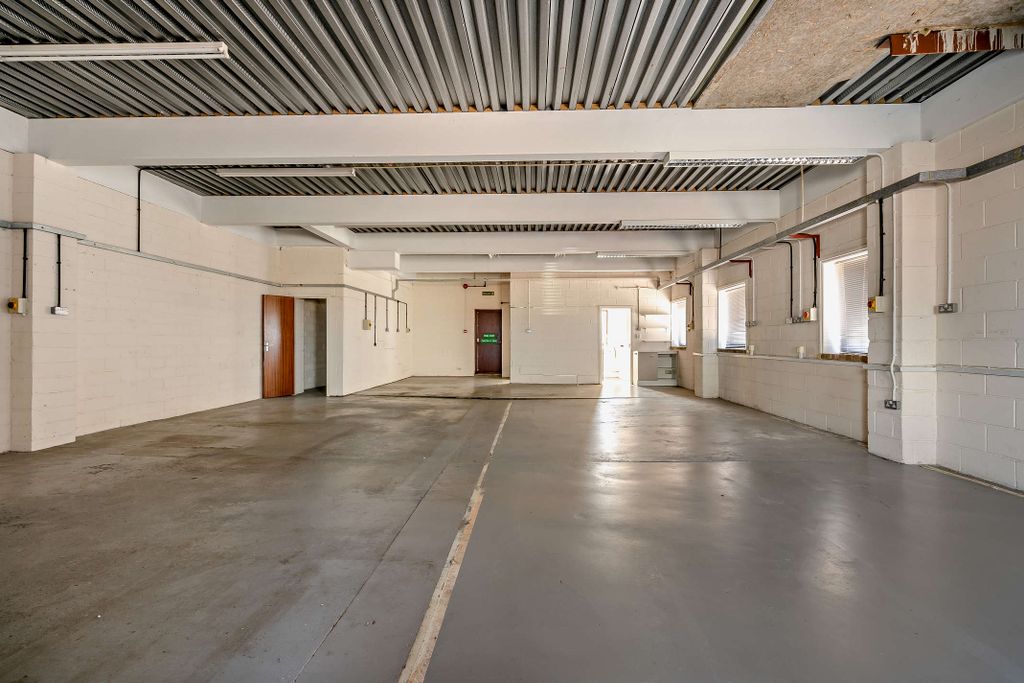 Property photo 3 of 9 8694029-Interior02-800