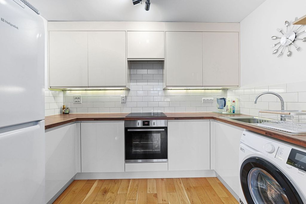 Property photo 3 of 13 Cassland Road E9