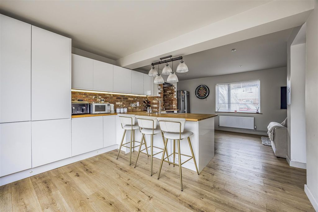 Property photo 1 of 16 62 Hilsea Crescent, Hilsea-Porticomarketing-Soldby