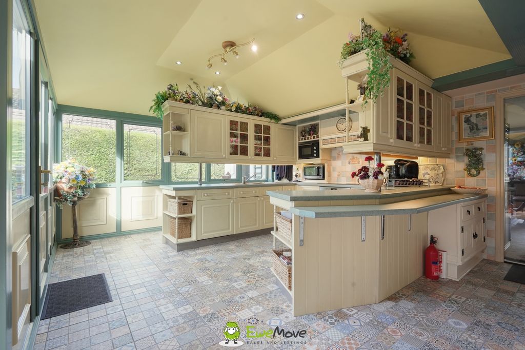 Property photo 2 of 14 Estate Agent Ewemove Scunthorpe Kitchen