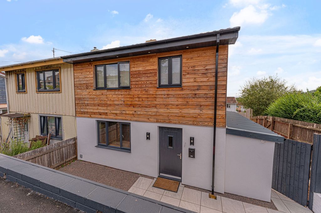 Property photo 1 of 32