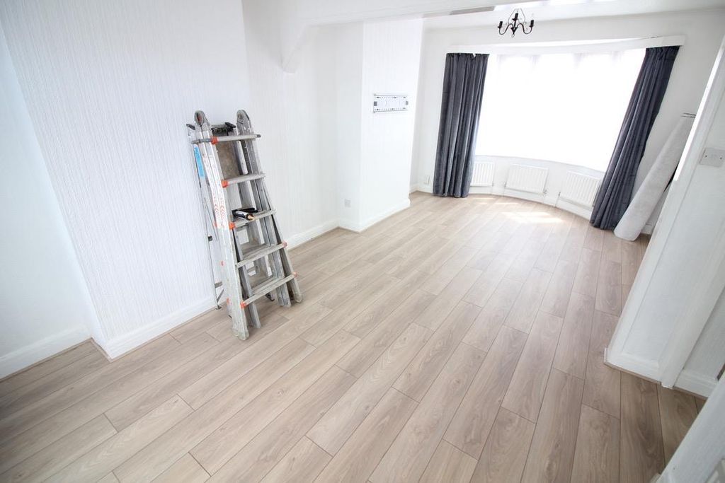 Property photo 3 of 13 33Ef0Dd5-8933-43B2-927B-193A589Ae555_1_105_c.Jpeg