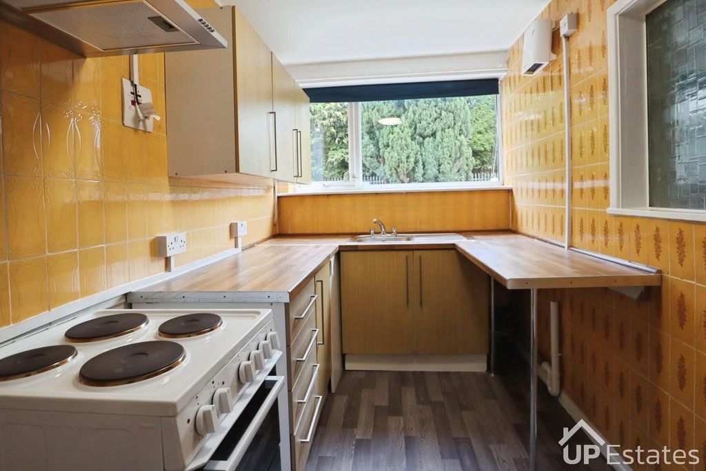Property photo 3 of 8 Kitchen
