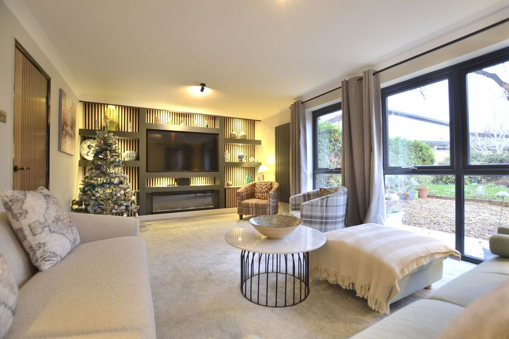 Property photo 2 of 27