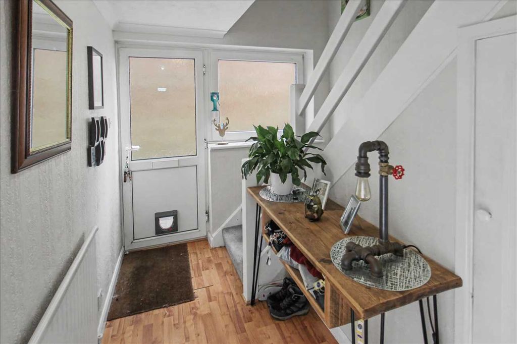 Property photo 2 of 20 Entrance Hall