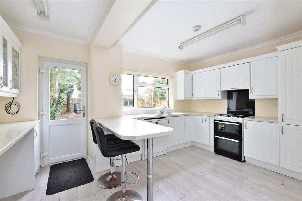 Property photo 2 of 11 Kitchen