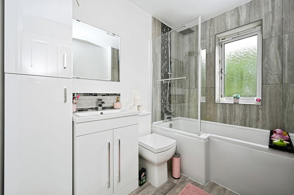 Property photo 3 of 17 Bathroom
