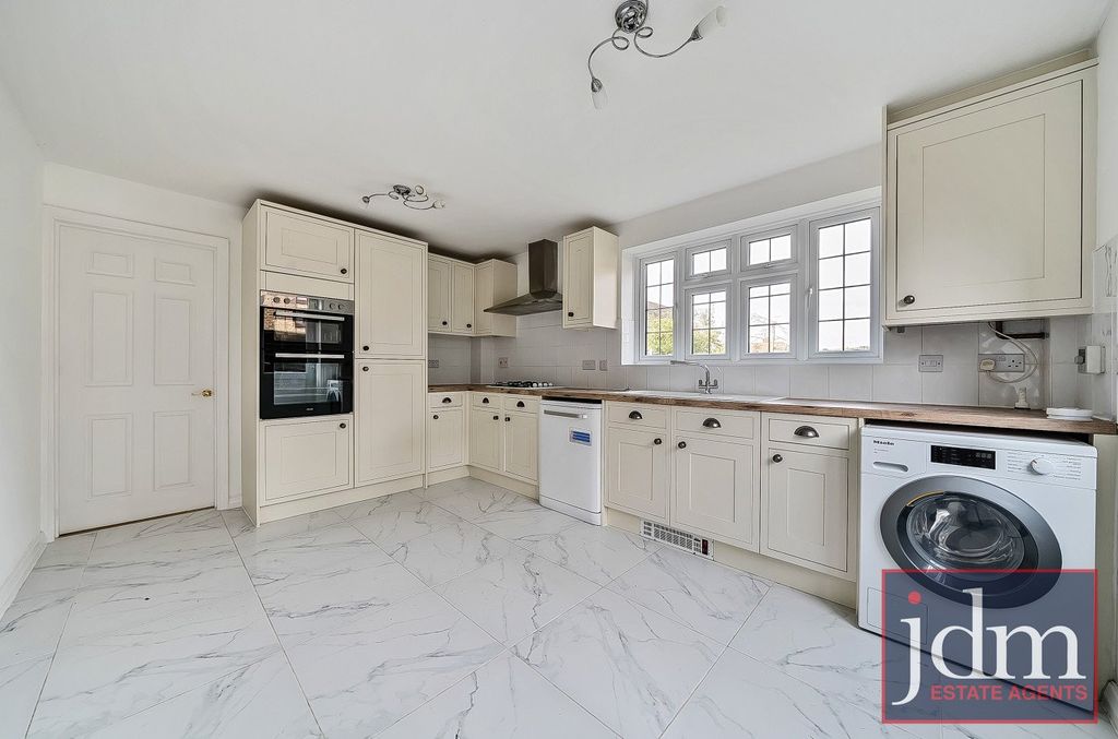 Property photo 2 of 11 Kitchen