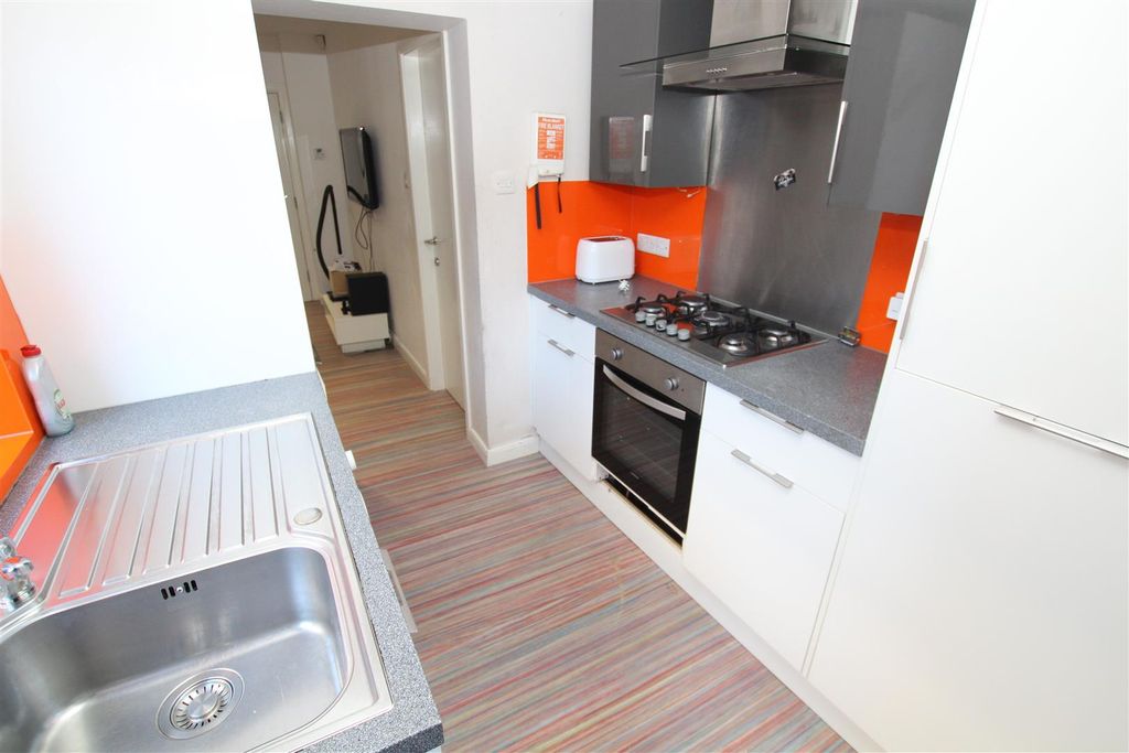 Property photo 2 of 10 Kitchen.Jpg
