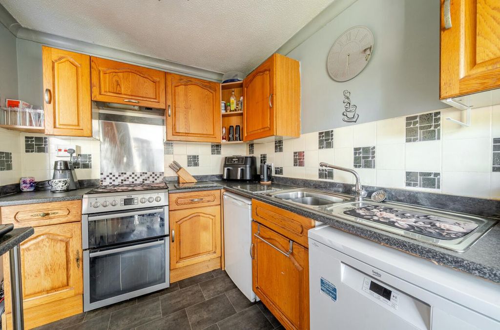 Property photo 3 of 12 Kitchen