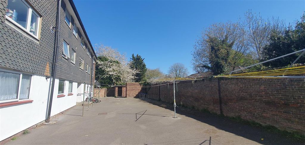 Additional image 11 of 2 bed flat for saleThe Dell, Feltham TW14