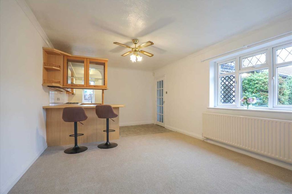 Property photo 2 of 11 Lounge