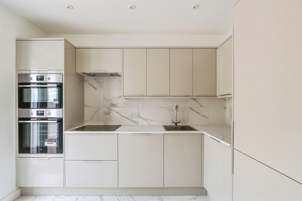 Property photo 3 of 19 Kitchen