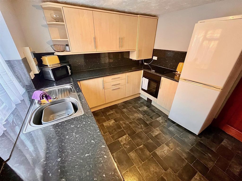 Property photo 3 of 10 Kitchen