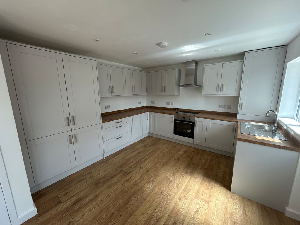 Property photo 3 of 21 Kitchen