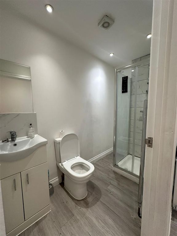 Property photo 1 of 5 Hounslow High Street