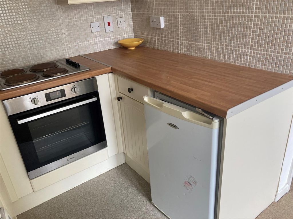 Property photo 3 of 9 100 Connaught Road - Kitchen 2.Jpg