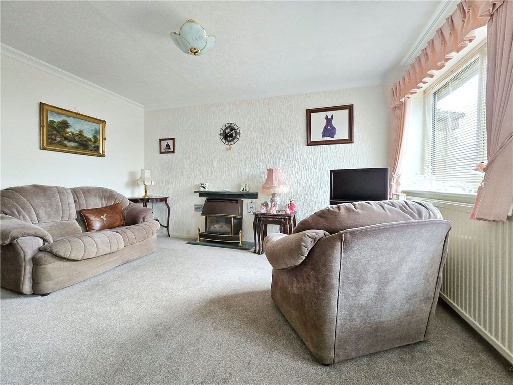 Property photo 3 of 11 Lounge