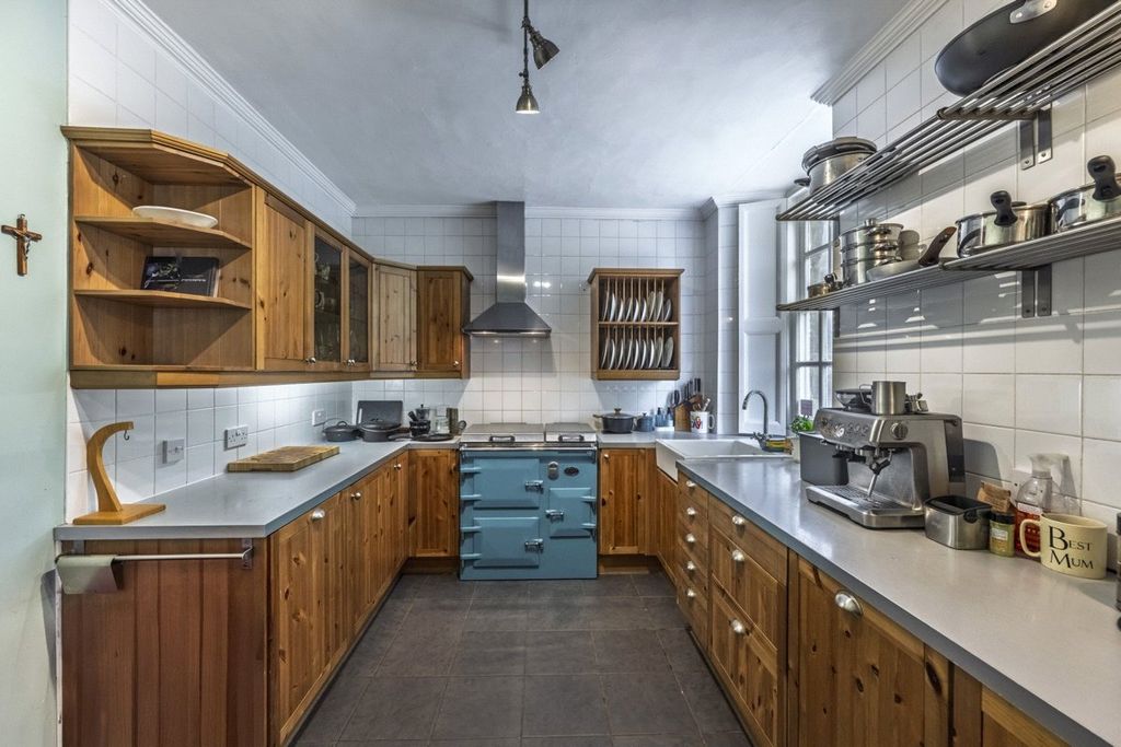 Property photo 3 of 11 Kitchen