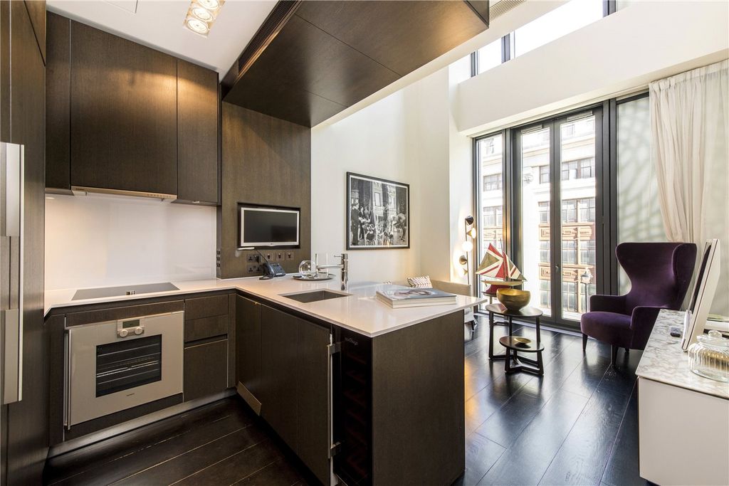 Property photo 2 of 10 Living Roopm/Kitchen