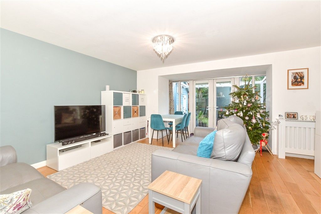 Property photo 2 of 16 Lounge