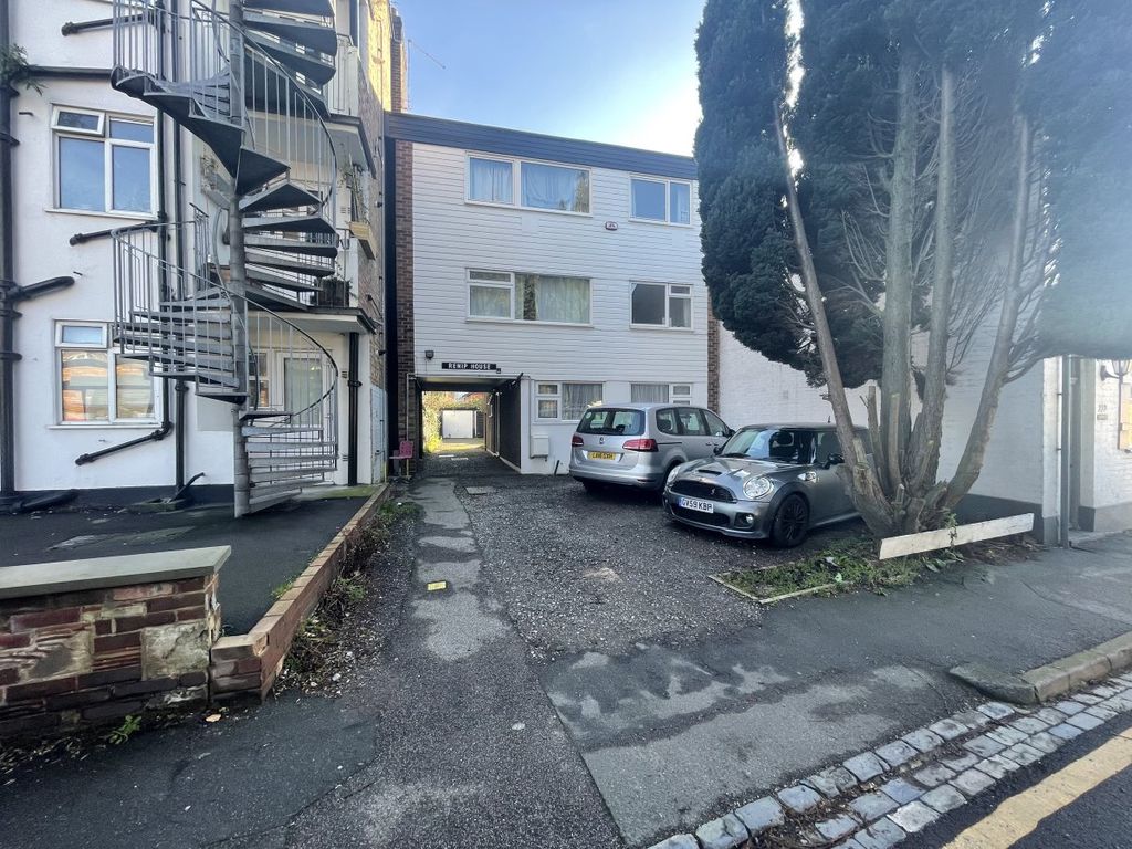 Property photo 1 of 8 One Bedroom Ground Floor Flat