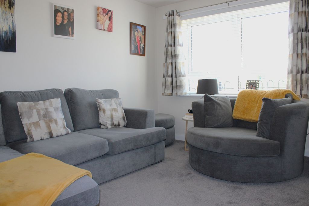 Property photo 3 of 13 Lounge Area