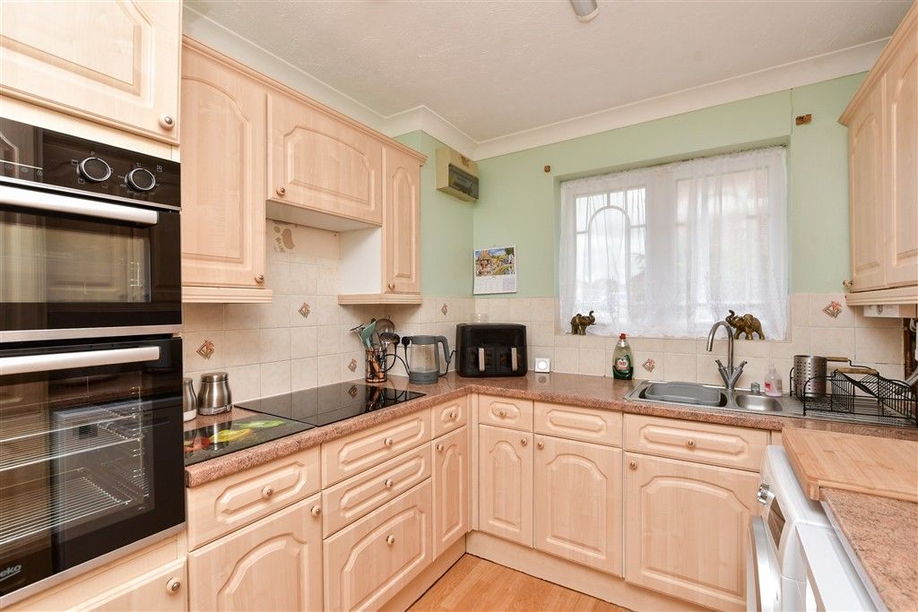Property photo 3 of 11 Kitchen