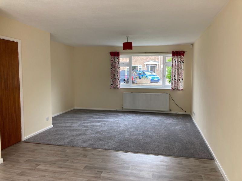 Property photo 3 of 13 Lounge