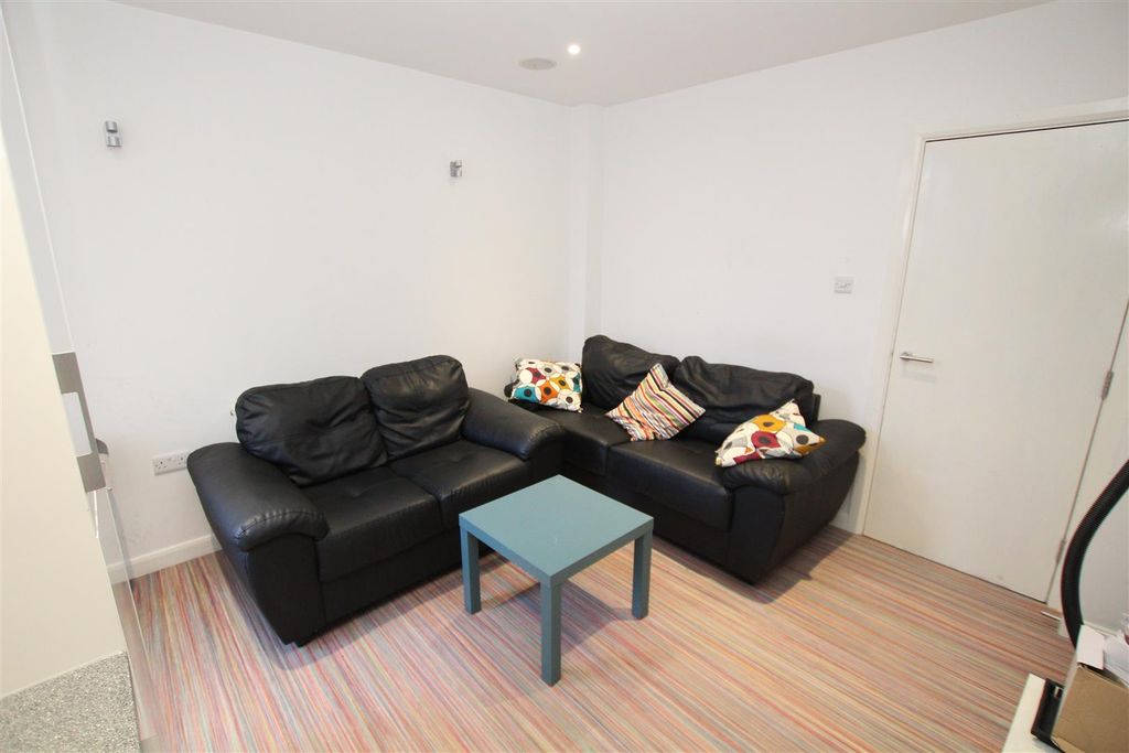 Property photo 1 of 10 Living.Jpg