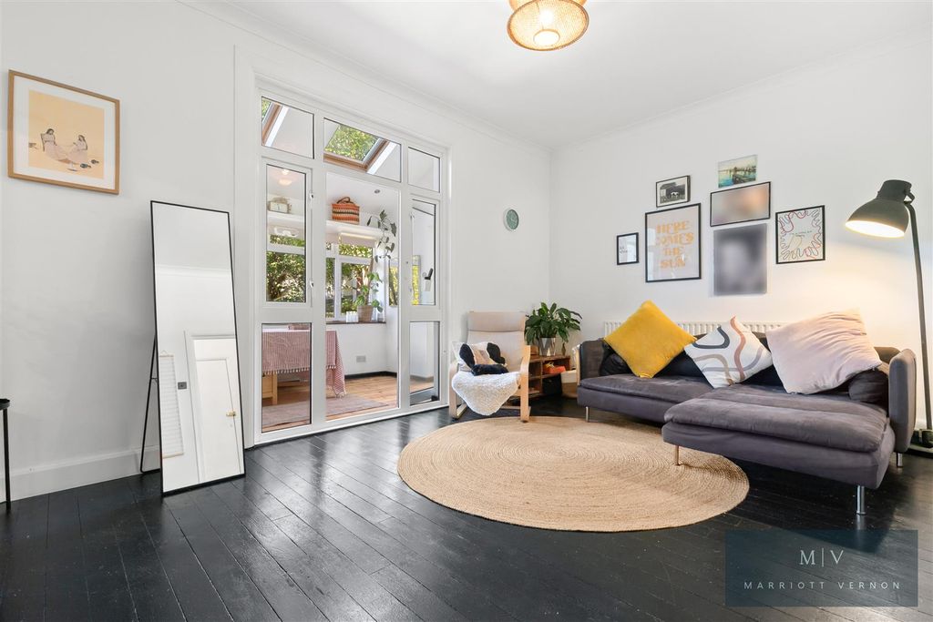 Property photo 2 of 20 Dornton Road 26 F2 MV-10.Jpg