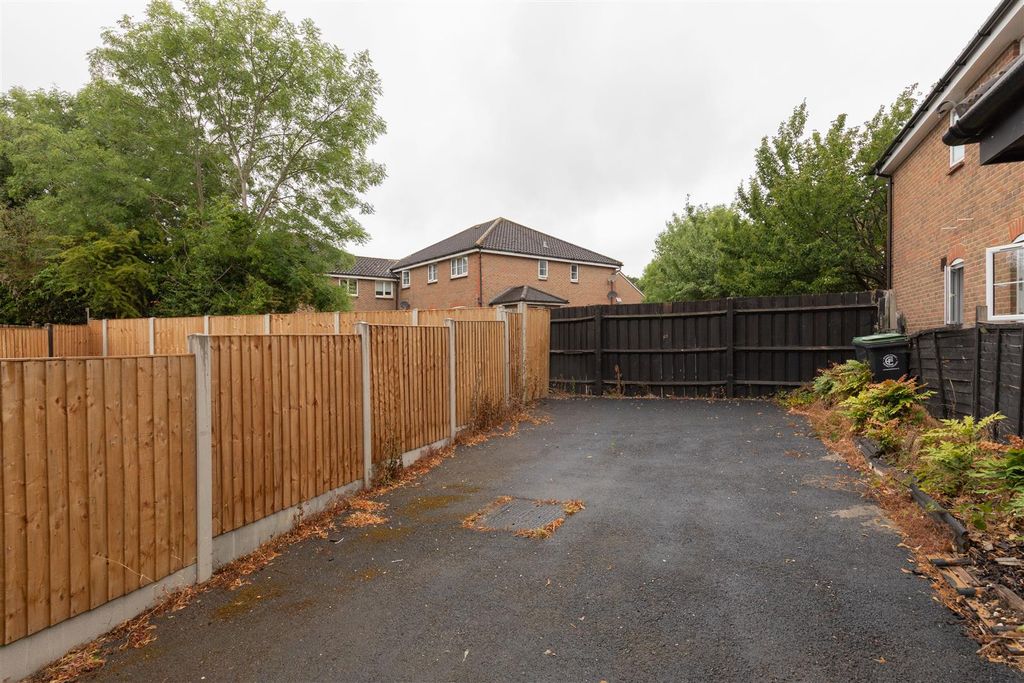 Property photo 3 of 17 Bryony Close, Ig10