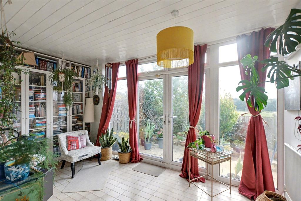 Property photo 2 of 31 Sitting Area_1.Jpeg