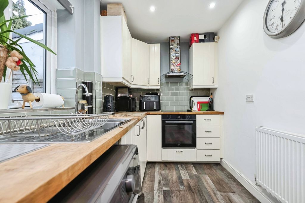 Property photo 3 of 15 Kitchen