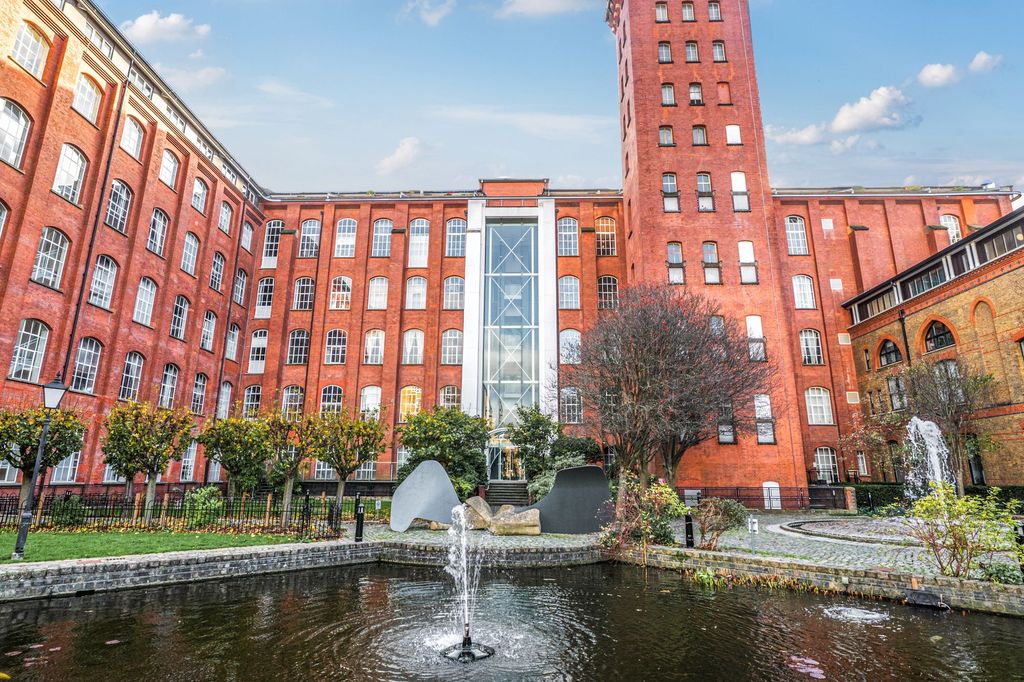 Property photo 1 of 15 Lexington Building