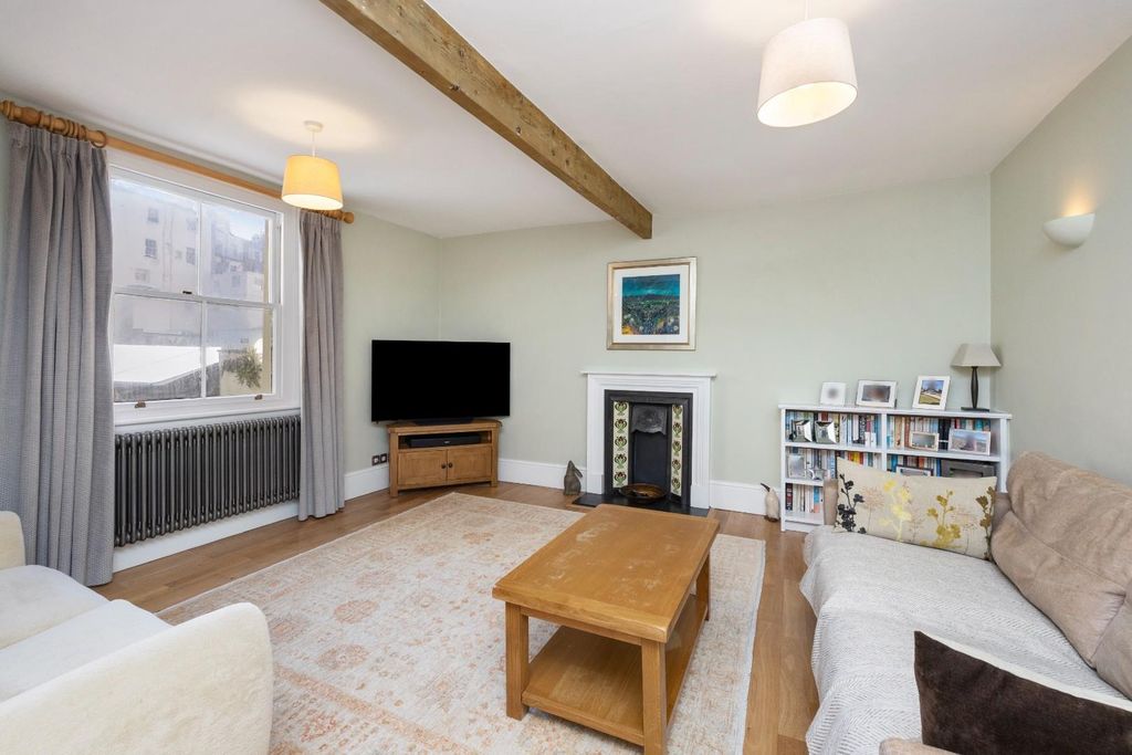 Property photo 2 of 19 Brunswick Mews, 5-012.Jpg