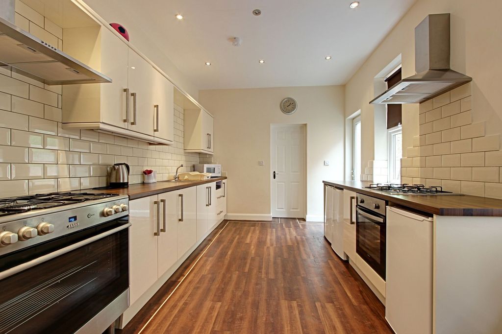 Property photo 3 of 11 Kitchen