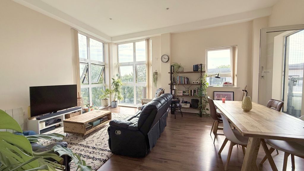 Property photo 1 of 17 Beautiful Penthouse For Sale In Hither Green, London