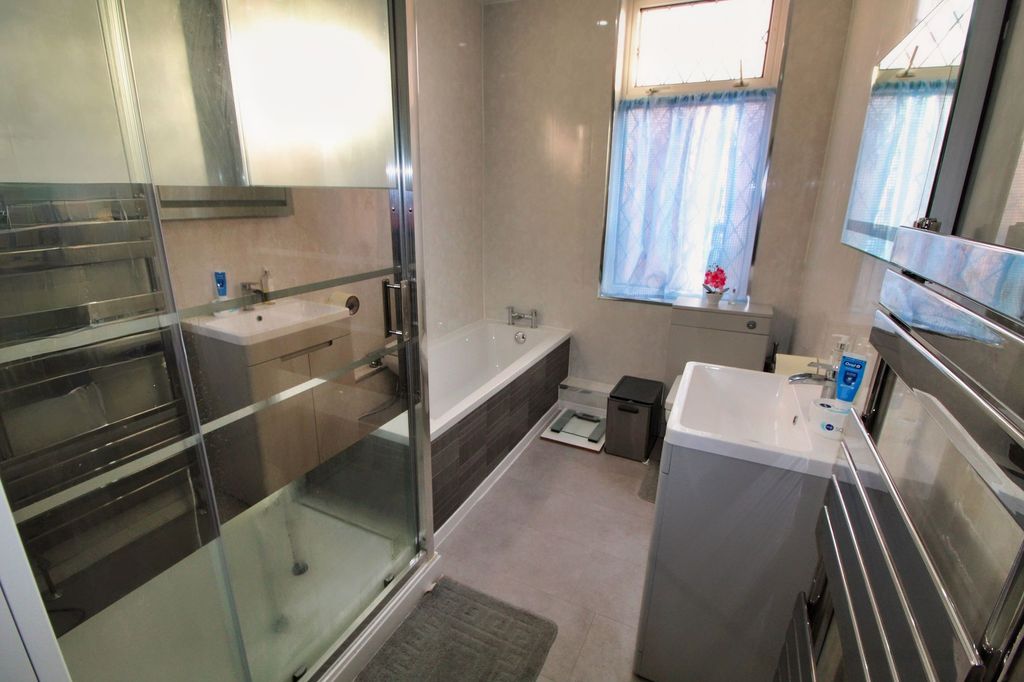 Property photo 3 of 18 Bathroom