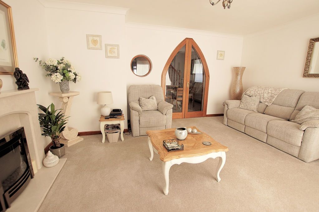 Property photo 3 of 19 Lounge